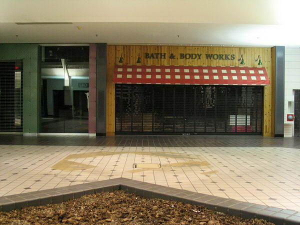 Wonderland Mall (Wonderland Shopping Center) - 2004 Photo (newer photo)